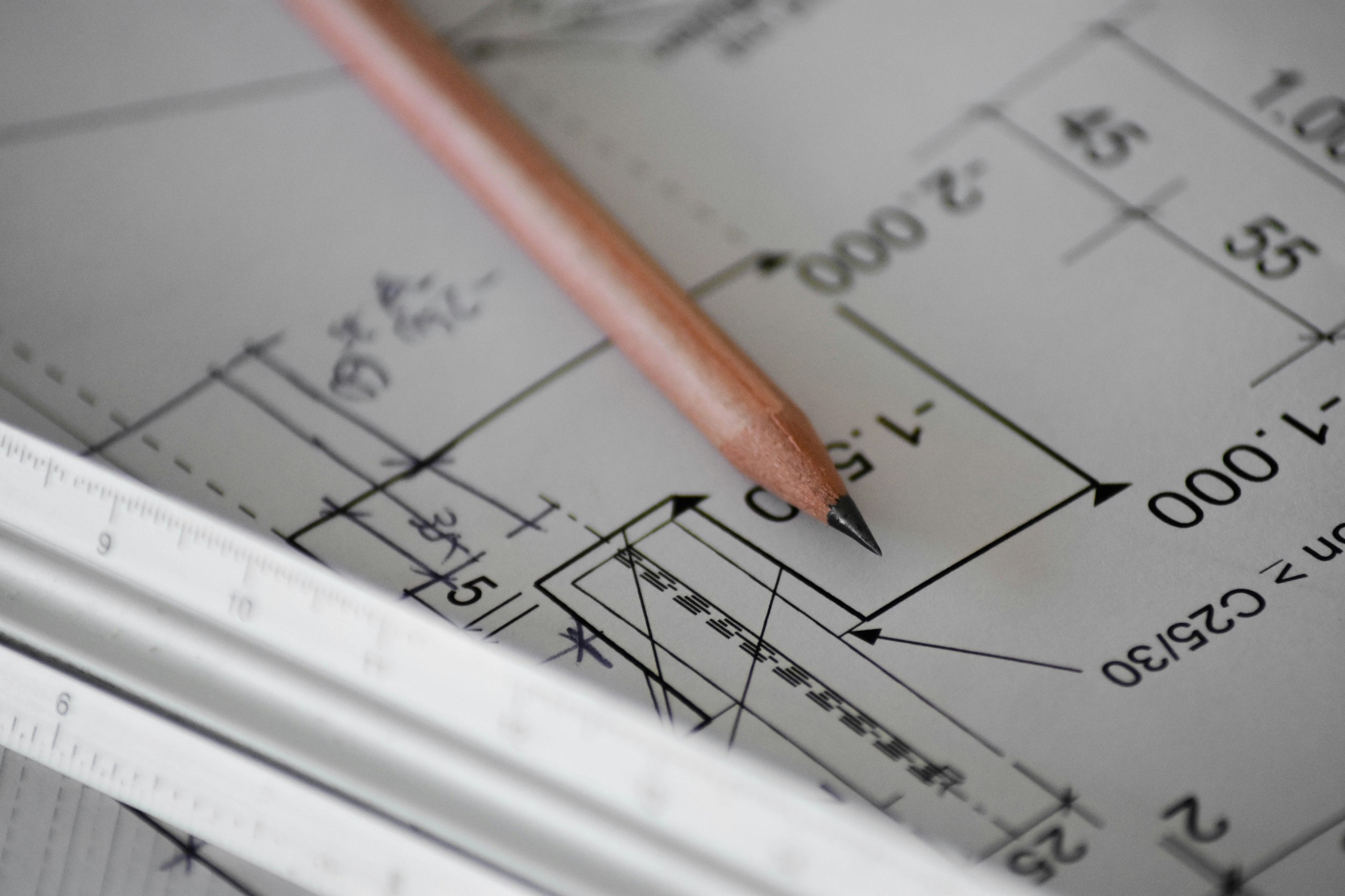 Bleistift auf einem technischen Bauplan